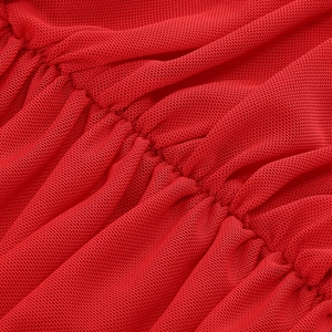 Vue macro du tissu en maille rouge avec plis détaillés pour robe de soirée chic