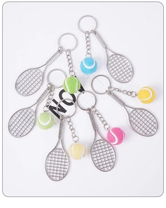 Vue détaillée de porte-clés raquette de tennis miniature avec balles floquées et alliage de zinc