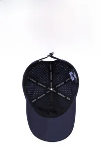 Dettaglio interno del cappellino blu navy con fori traspiranti e cuciture di qualità