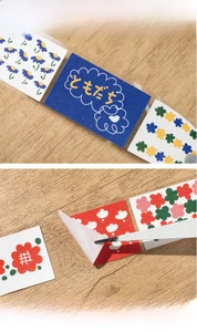 Gros plan de rubans adhésifs washi à motifs floraux sur une surface en bois naturel
