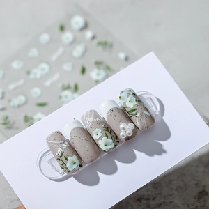 Stickers à ongles floraux avec base grise et motifs de fleurs blanches printanières