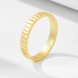 Minimalistischer S925 Silberring mit goldenen Streifen und eleganter Oberflächenstruktur