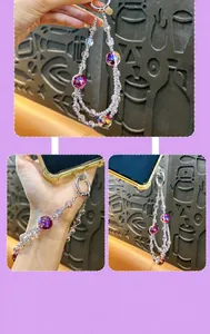 Détail de la dragonne de téléphone en perles de cristal à double rangée avec dégradé