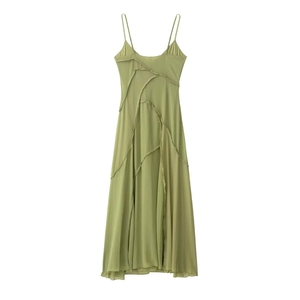 Abito lungo verde erba con spalline sottili, cuciture a contrasto e design patchwork