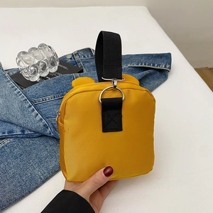 Sac à main tendance en nylon jaune pour femmes avec larges anses tissées noires