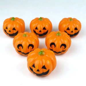 Set di sei mini figurine di zucca arancione con faccine sorridenti per decori Halloween