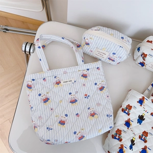 Makro-Detail der gesteppten blauen Kaninchen-Tasche mit edlem simple wish Markenlabel