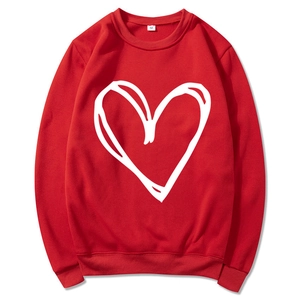 Rotes Langarm-Sweatshirt mit Rundhalsausschnitt und großem weißen Herzmuster vorne