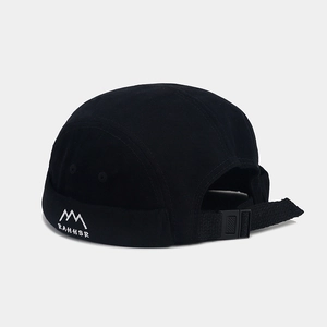 Vue détaillée du bonnet docker noir avec boucle en nylon et broderie blanche