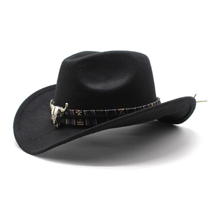 Détail d'un chapeau de cowboy noir avec bandeau tissé coloré et tête de taureau argentée