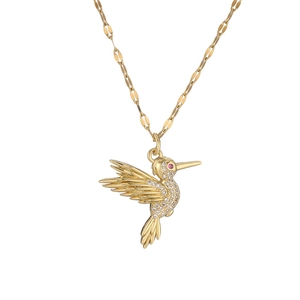 Élégant collier pendentif colibri en or avec zircons pavés et un œil en pierre rose