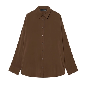 Chemise en popeline marron foncé pour femme avec une texture lisse et un drapé élégant