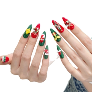 Faux ongles de Noël faits main avec charms 3D Santa et forme stiletto élégante