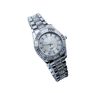 Montre à quartz argentée pour femme avec strass étincelants sur le bracelet et lunette