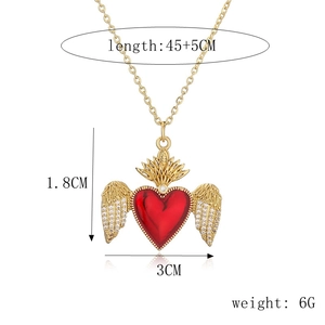 Dettaglio del ciondolo cuore alato con dimensioni di 3cm di larghezza e 1,8cm di altezza