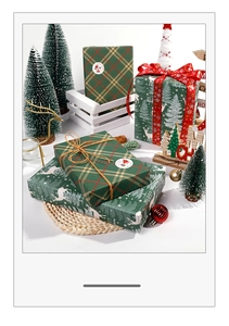 Kerstcadeaupapier met groen bos herten en ruitpatronen voor de feestdagen.