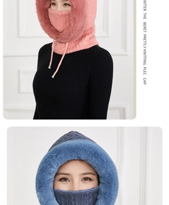 Detail van roze en blauwe gebreide wintermutsen met imitatiebont en geïntegreerd masker