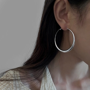 Boucles d'oreilles créoles géométriques argentées pour femmes au fini métal poli