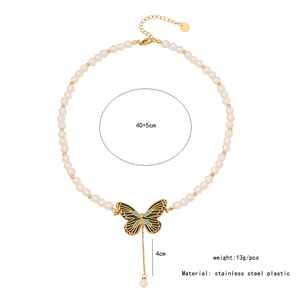 Vue détaillée du pendentif papillon doré et perles avec mesures de taille précises