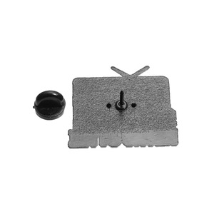 Vue macro d'un support de badge en métal noir avec un fermoir en caoutchouc noir durable