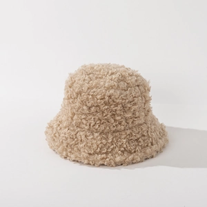 Dettaglio del cappello alla pescara in lana beige con texture riccia di qualità