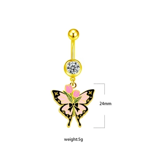 Détail du piercing nombril papillon doré avec ailes roses et tulipes, taille 24mm