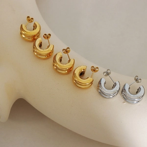 Double-layered C-shaped mirror-polished earrings in gold and silver stainless steel