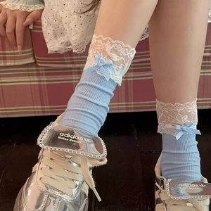 Chaussettes lolita bleu clair avec dentelle blanche et nœuds bleus avec baskets