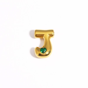 Pendentif lettre J dorée avec une pierre précieuse cœur verte et finition polie