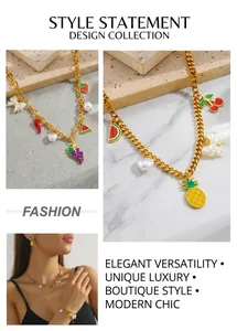 Detailansicht des Goldschmuck-Sets mit bunten Emaille-Anhängern wie Ananas und Kirschen
