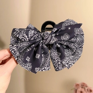 Elegante pinza per capelli con fiocco in acrilico, stampa paisley blu e molla in metallo
