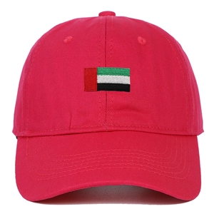 Détail de face d'une casquette de baseball rouge en coton avec broderie du drapeau des EAU