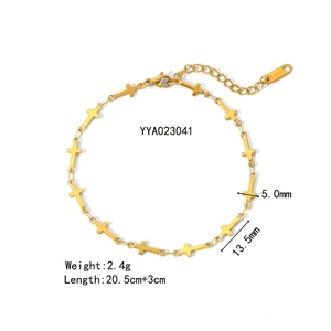 Détail de la chevillère croix en acier inoxydable doré, longueur 20,5 cm et poids 2,4g