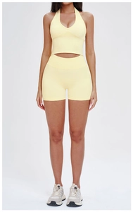Détail du tissu en maille côtelée sur cet ensemble de yoga jaune sans couture et short