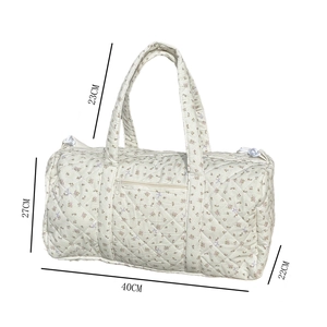 Dimensioni del borsone trapuntato a fiori con indicazioni di taglia 40cm x 22cm x 27cm