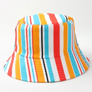 Vue détaillée du chapeau bob en coton à rayures colorées avec des coutures précises et vives