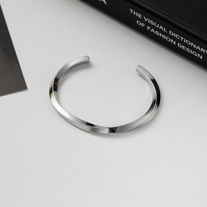 Bracciale rigido Mobius in argento lucido con design ritorto aperto minimalista