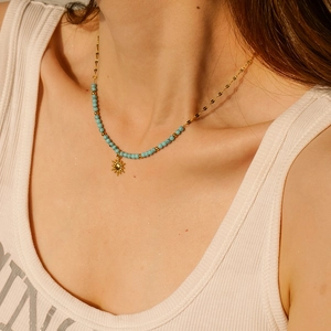Collier pendentif soleil doré avec perles turquoise sur chaîne en acier titane