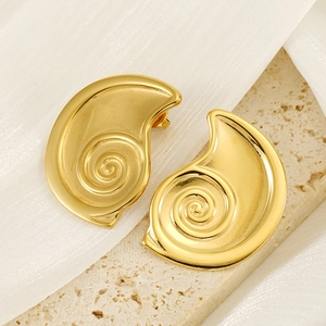Boucles d'oreilles dorées en acier poli avec un design élégant de texture spirale