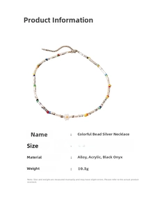 Détail du collier ras du cou en perles colorées avec pendentif marguerite blanche