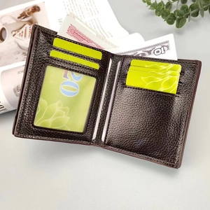 Detalle de cartera de cuero marrón para hombre con múltiples ranuras para tarjetas y billetes