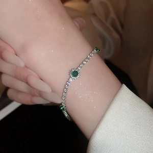 Vue détaillée du bracelet tennis en argent avec trois pierres vertes et pavage de diamants fins