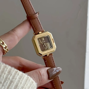 Orologio al quarzo quadrato vintage da donna con cassa dorata e cinturino in pelle marrone