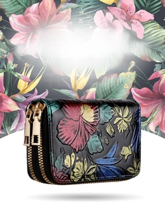 Détail du porte-cartes avec blocage RFID, relief floral et compartiments à double zip