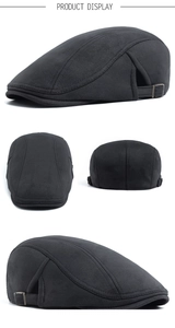 Détail de la casquette plate en suédine noire avec boucle latérale en métal réglable