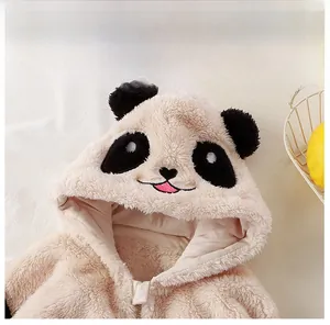 Détail macro du sweat à capuche panda en flanelle pour enfant avec broderie pelucheuse