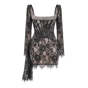 Détail de la robe mini en dentelle noire avec bustier corset et manches longues