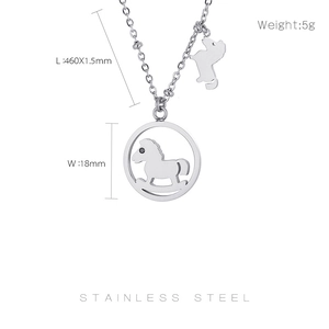 Vue détaillée du pendentif cheval évidé avec dimensions et spécifications de poids
