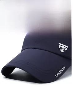 Dettaglio del berretto blu scuro con visiera allungata e scritte DFSONGTE in bianco