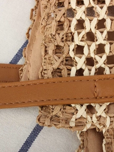 Handgewebte Strohtasche mit braunem PU-Lederriemen und zweifarbigem Netzmuster